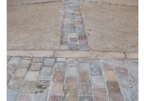 Béton désactivé (ton pierre roulé) & caniveau pavé grès